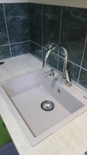 Komplet sudopera sa dozerom, sifonom i slavinom. G Stone KM 15 bela + ugradni dozer za deterdžent + Minotti 6118 b hrom