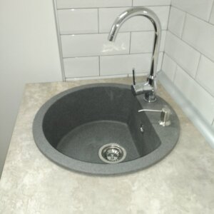 Set sudopera sa slavinom i sifonom Gorenje KM 12 granit crna + Swan hrom + ugradni dozer za deterdžent
