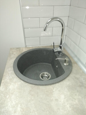 Set sudopera sa slavinom i sifonom G Stone KM 12 granit crna + Swan hrom + ugradni dozer za deterdžent