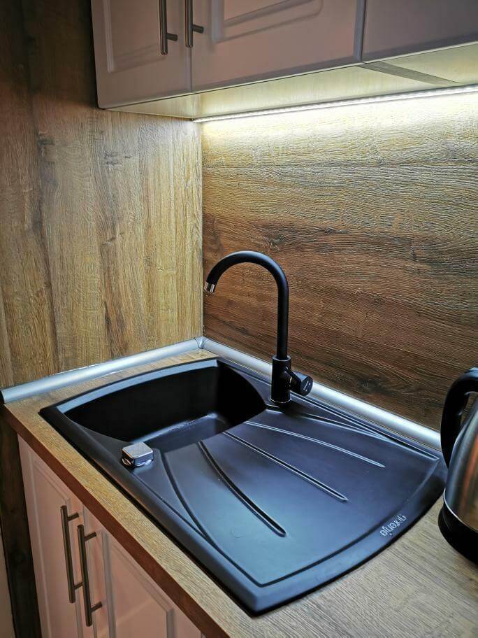 Granitna sudopera G Stone KVE451 karbon i Minotti slavina crna 6118B