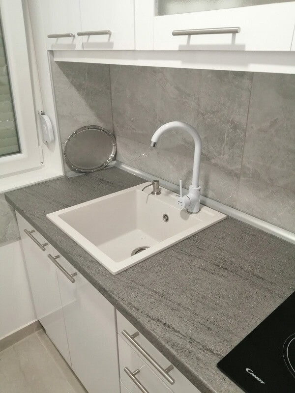 Bela granitna sudopera G Stone Simply 4, Minotti slavina bela i ugradni dozer za tečni deterdžent