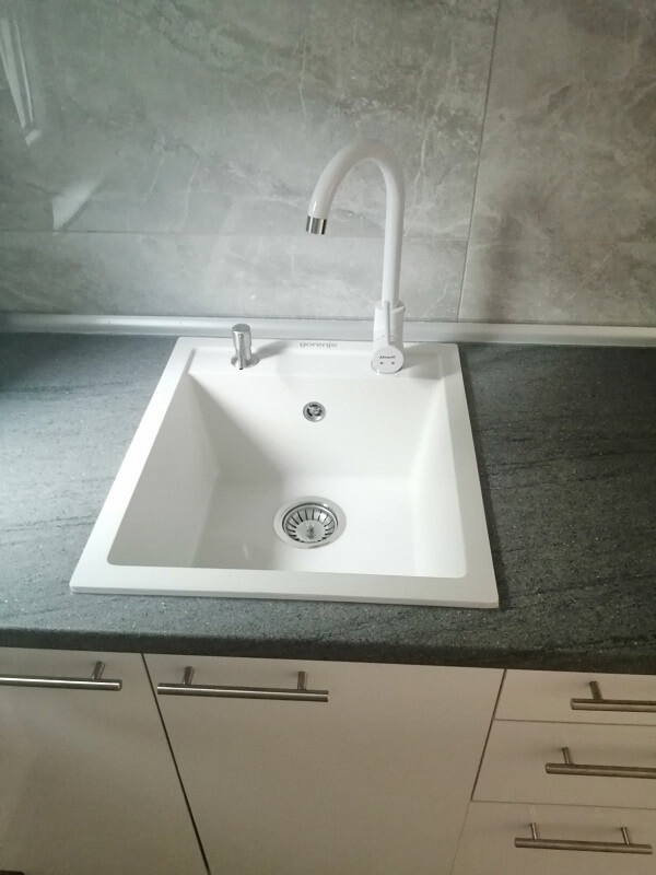 Bela granitna sudopera Simply 4, bela Minotti slavina i ugradni dozer za deterdžent